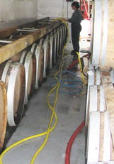 Nettoyage des chais et barriques - cleaning barrels - Vendanges 2007 Champagne harvest